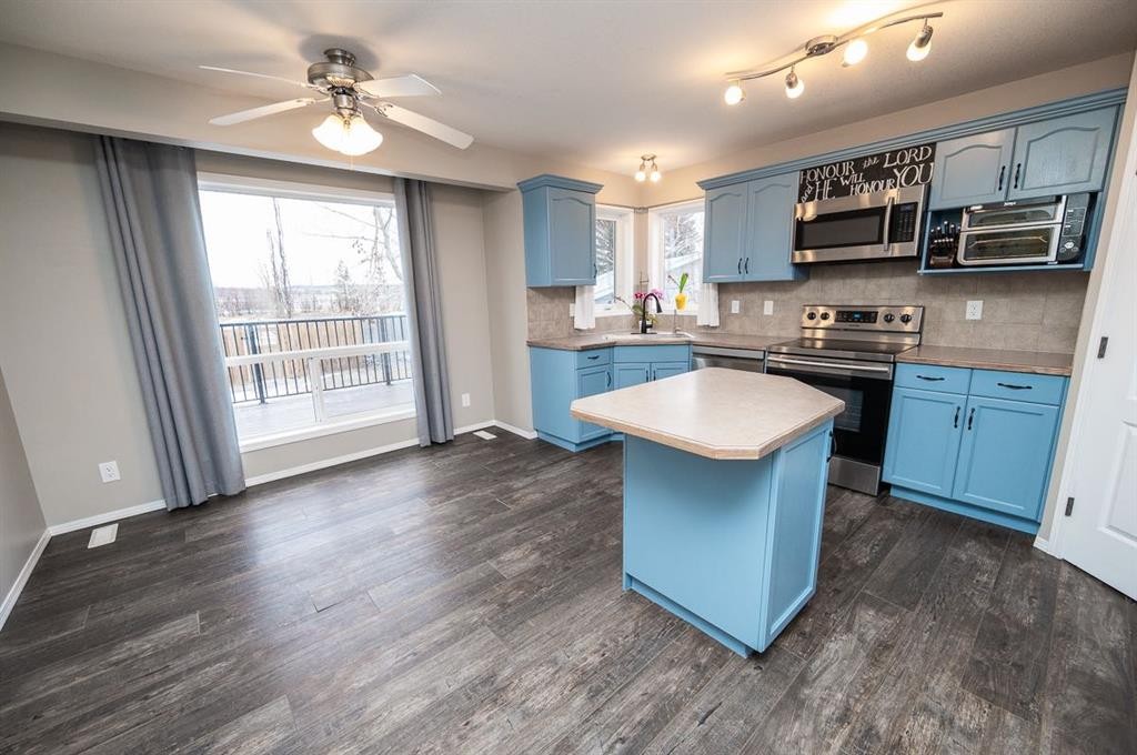 75 Doherty Close, Red Deer, AB - Indoor Photo Showing Kitchen
