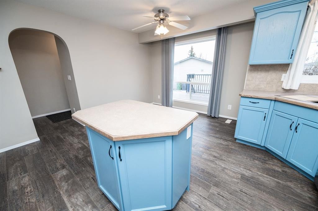 75 Doherty Close, Red Deer, AB - Indoor Photo Showing Kitchen
