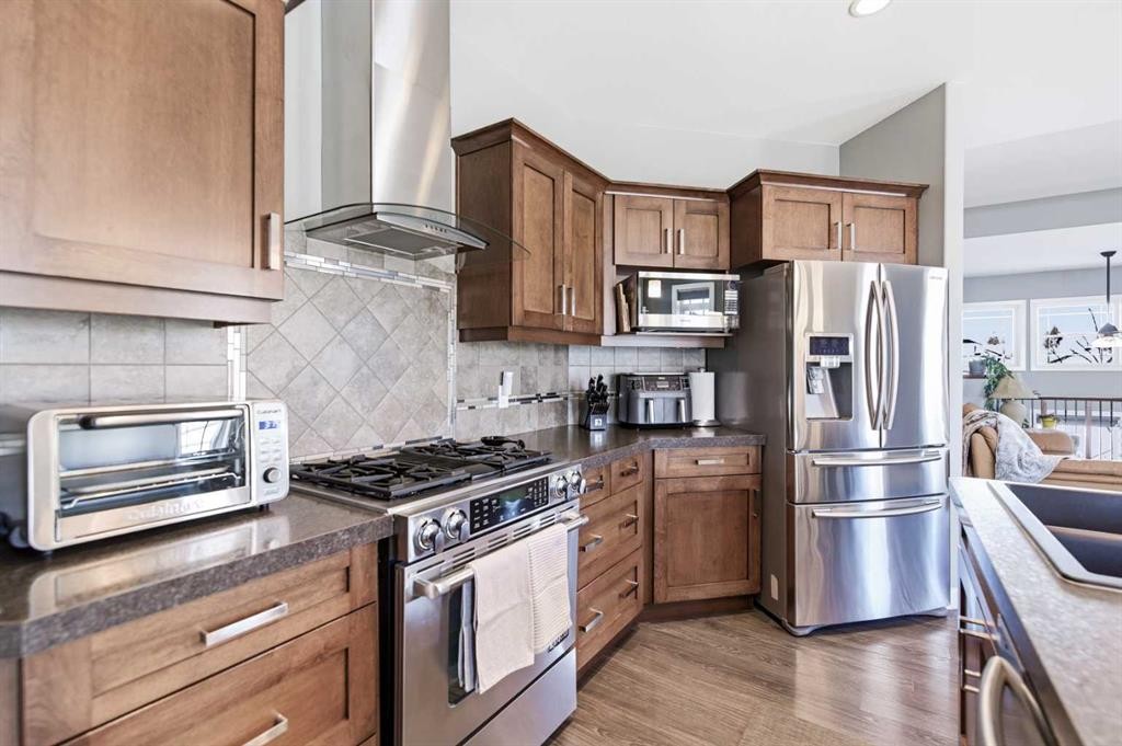 35 Bowman Circle, Sylvan Lake, AB - Indoor Photo Showing Kitchen With Double Sink