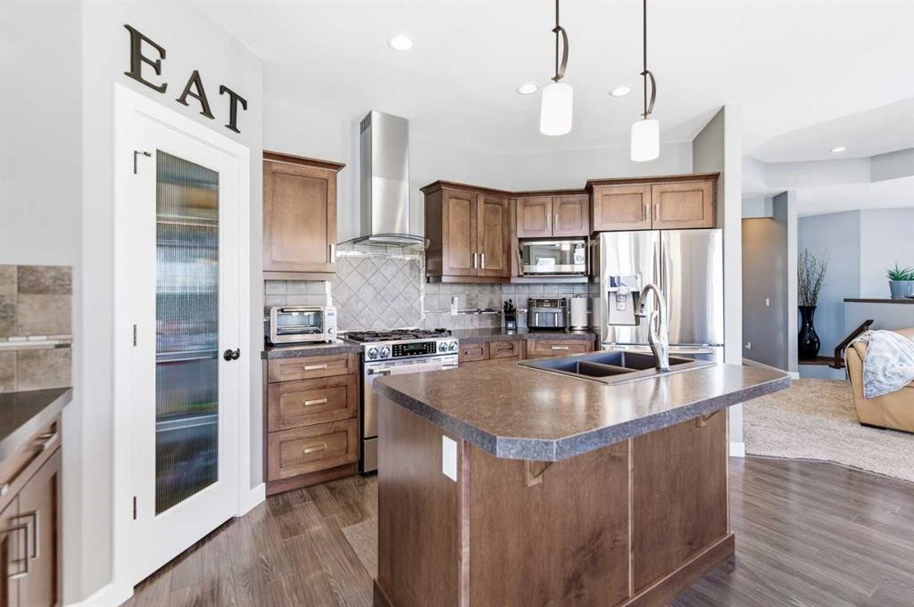 35 Bowman Circle, Sylvan Lake, AB - Indoor Photo Showing Kitchen With Double Sink With Upgraded Kitchen