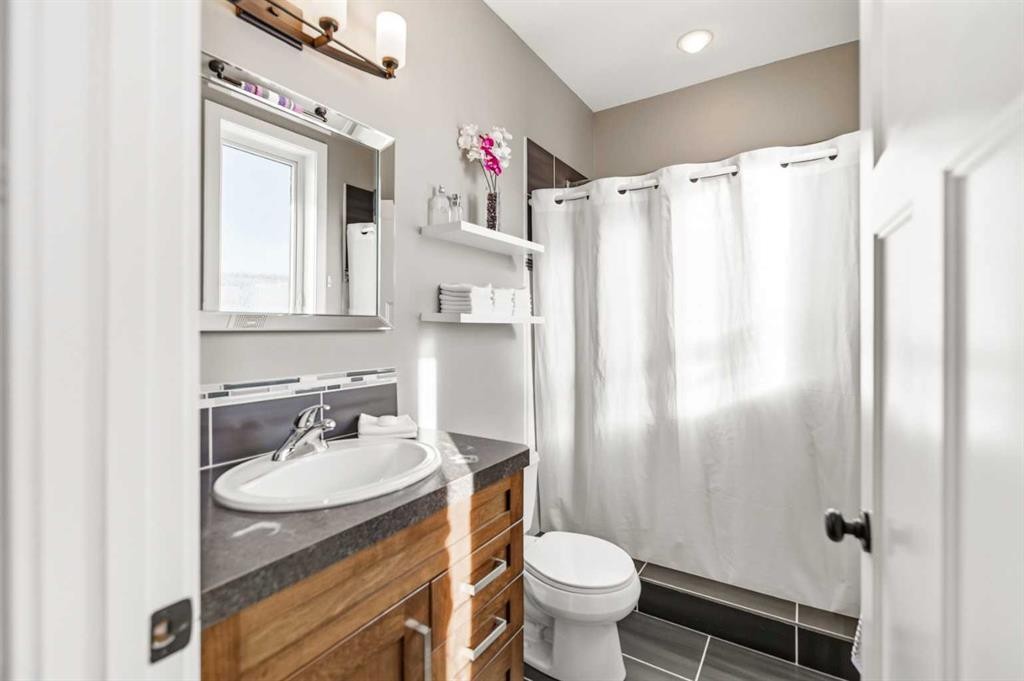 35 Bowman Circle, Sylvan Lake, AB - Indoor Photo Showing Bathroom