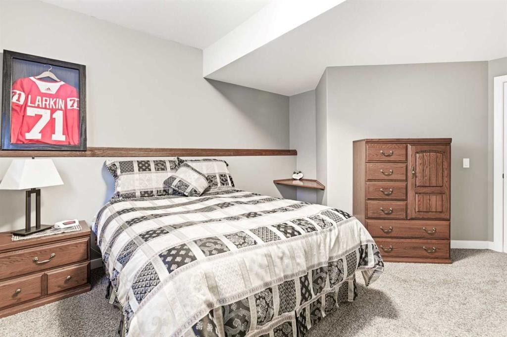 35 Bowman Circle, Sylvan Lake, AB - Indoor Photo Showing Bedroom
