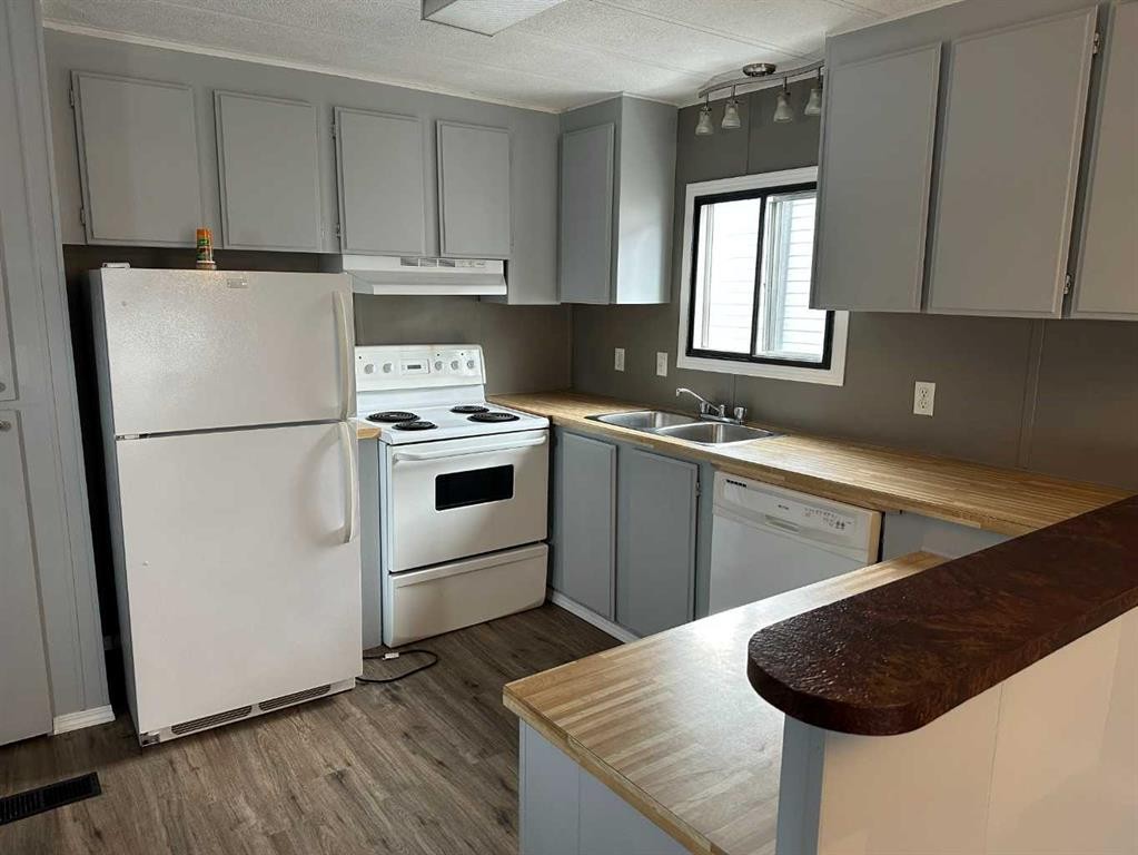 607 Limestone, Nordegg, AB - Indoor Photo Showing Kitchen With Double Sink