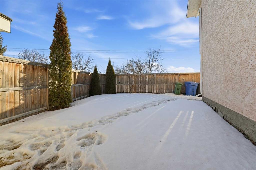 2 Davis Close, Red Deer, AB - Outdoor