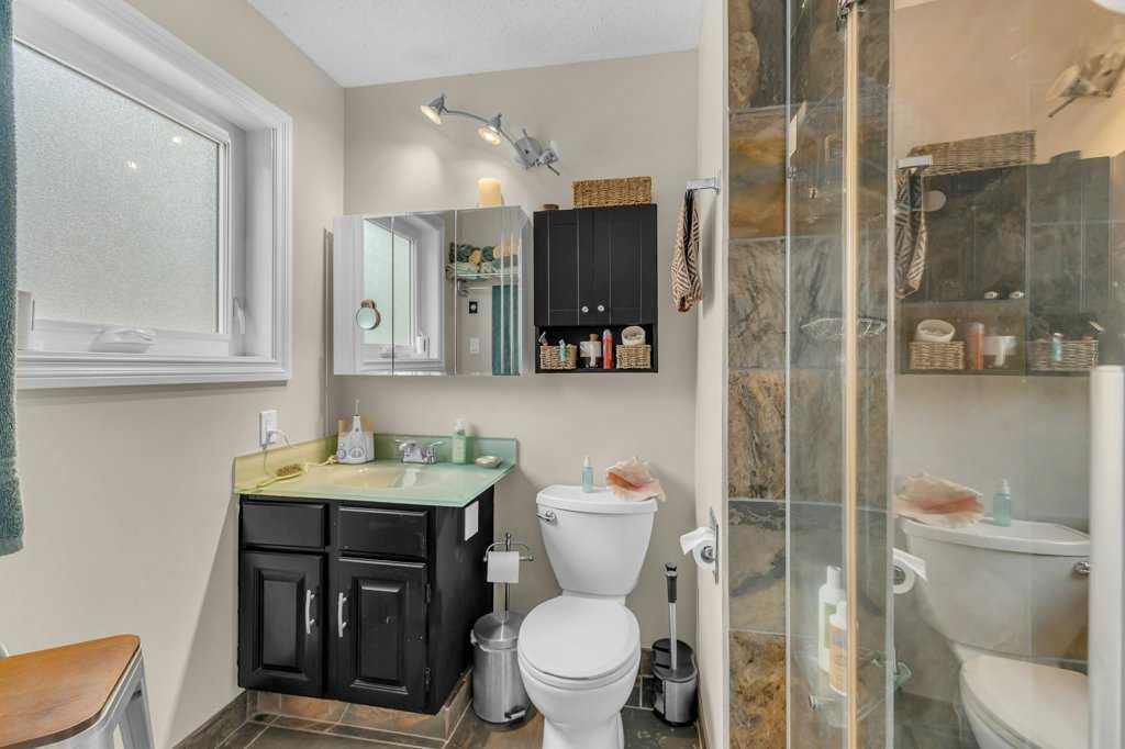 16 Markle Crescent, Red Deer, AB - Indoor Photo Showing Bathroom