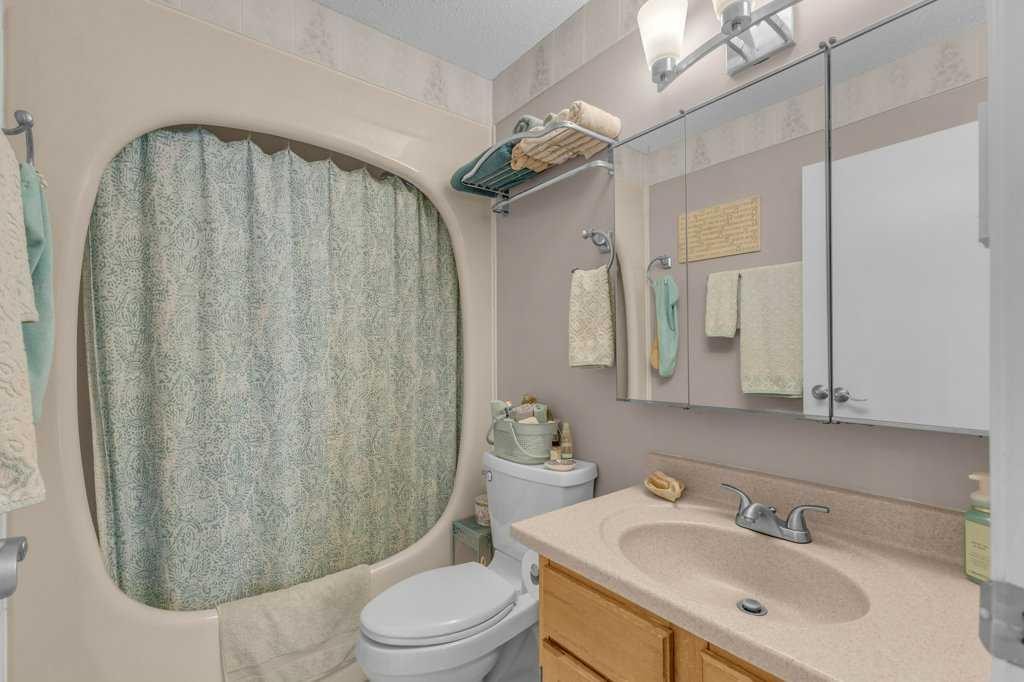 16 Markle Crescent, Red Deer, AB - Indoor Photo Showing Bathroom