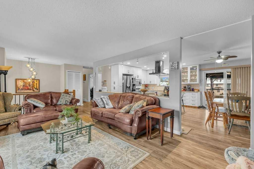 16 Markle Crescent, Red Deer, AB - Indoor Photo Showing Living Room