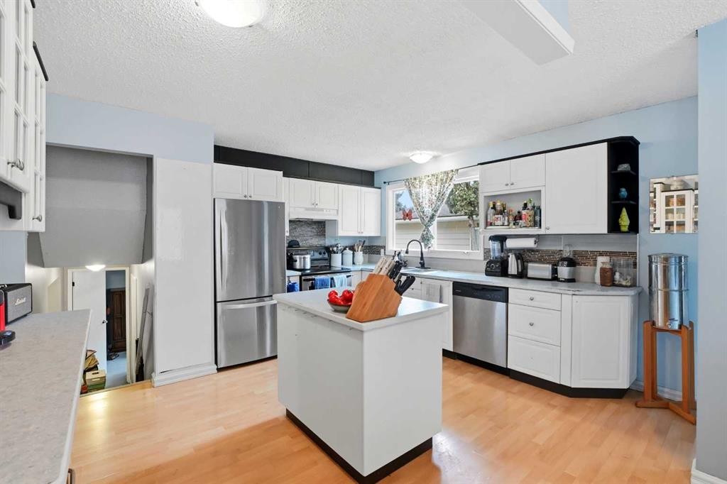 39 Norris Close, Red Deer, AB - Indoor Photo Showing Kitchen