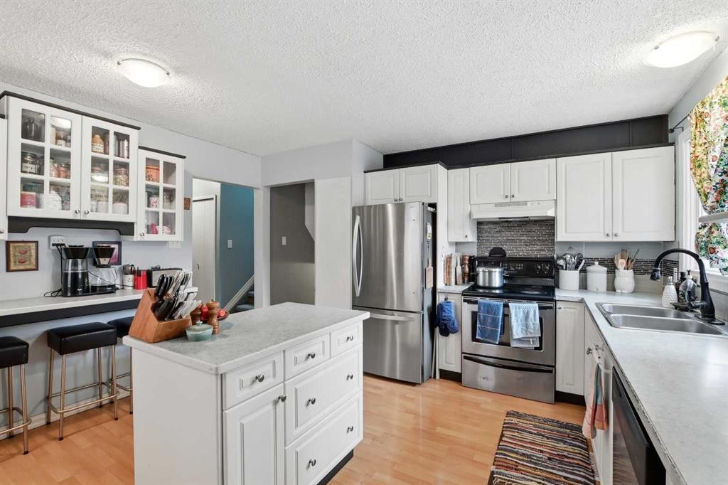 39 Norris Close, Red Deer, AB - Indoor Photo Showing Kitchen With Double Sink