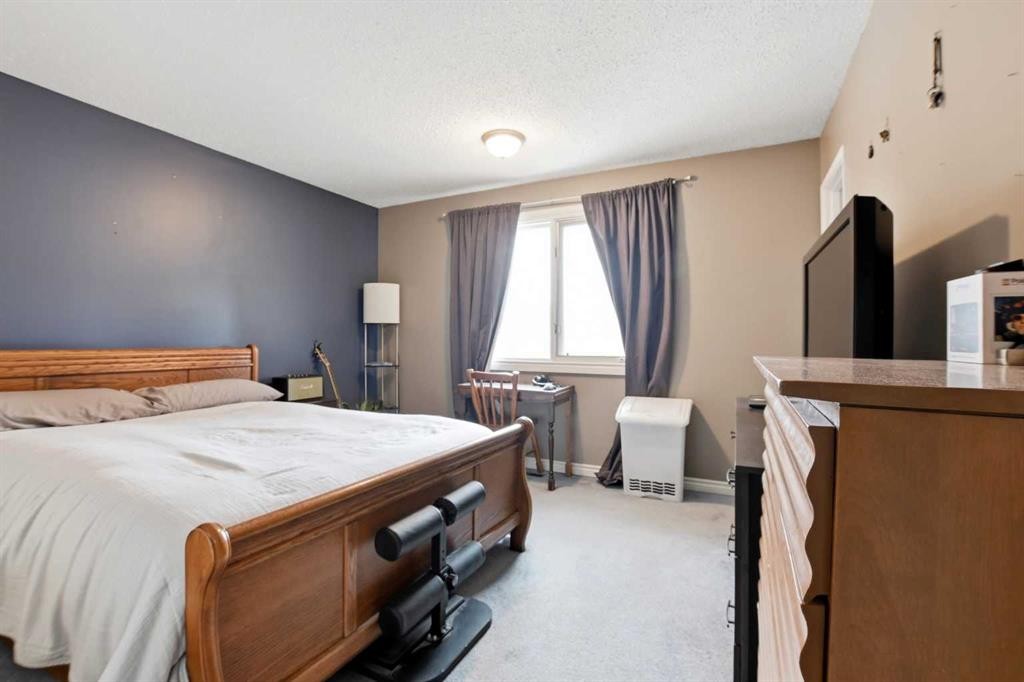 39 Norris Close, Red Deer, AB - Indoor Photo Showing Bedroom