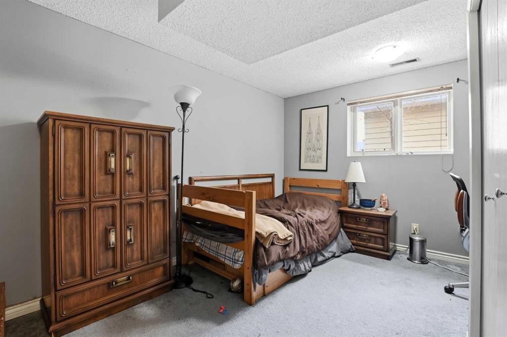 39 Norris Close, Red Deer, AB - Indoor Photo Showing Bedroom