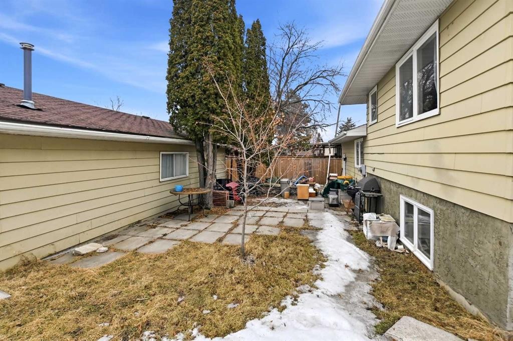 39 Norris Close, Red Deer, AB - Outdoor With Exterior