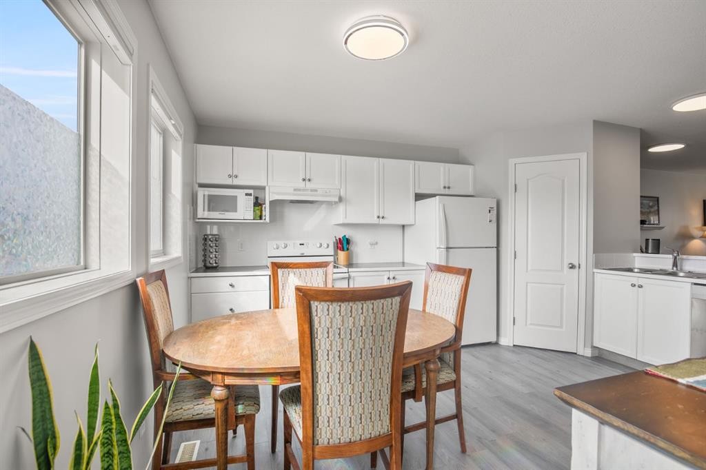 37-33 Donlevy Avenue, Red Deer, AB - Indoor Photo Showing Kitchen With Double Sink