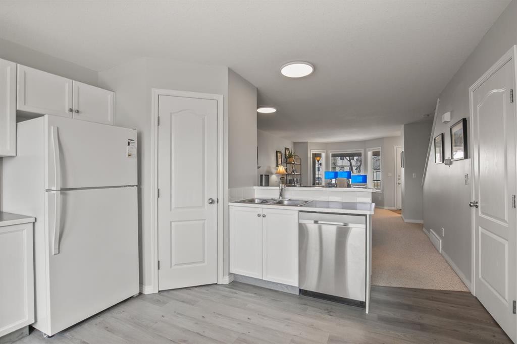 37-33 Donlevy Avenue, Red Deer, AB - Indoor Photo Showing Kitchen With Double Sink