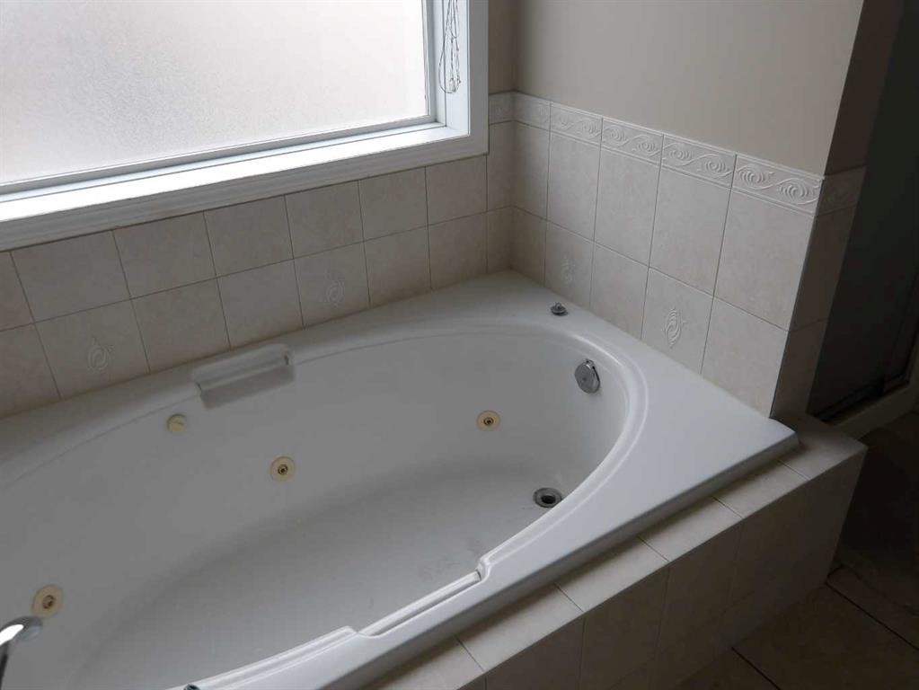 39 Ashley Close, Red Deer, AB - Indoor Photo Showing Bathroom