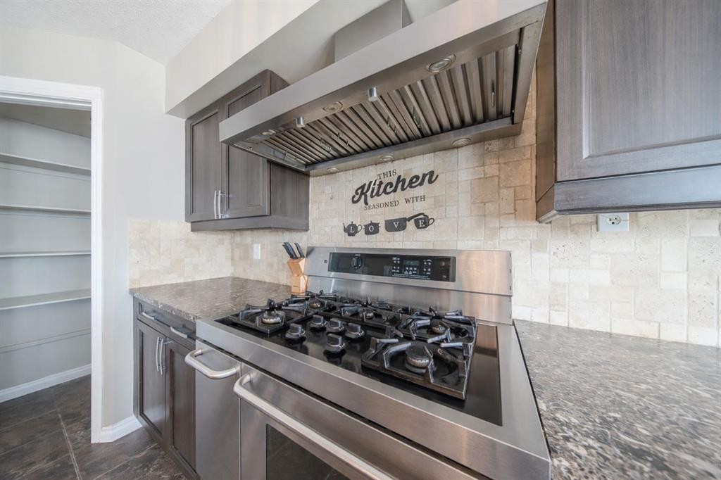 11 Inglis Crescent, Red Deer, AB - Indoor Photo Showing Kitchen With Upgraded Kitchen