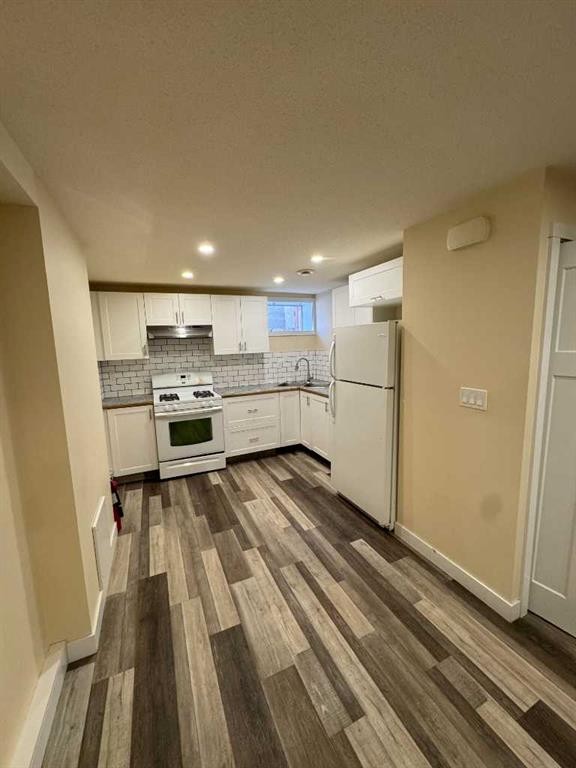 5553 45 Avenue, Red Deer, AB - Indoor Photo Showing Kitchen