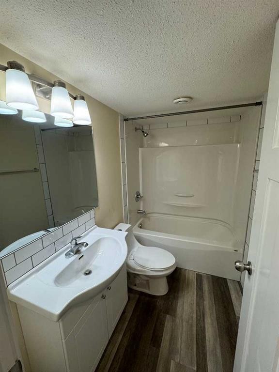 5553 45 Avenue, Red Deer, AB - Indoor Photo Showing Bathroom