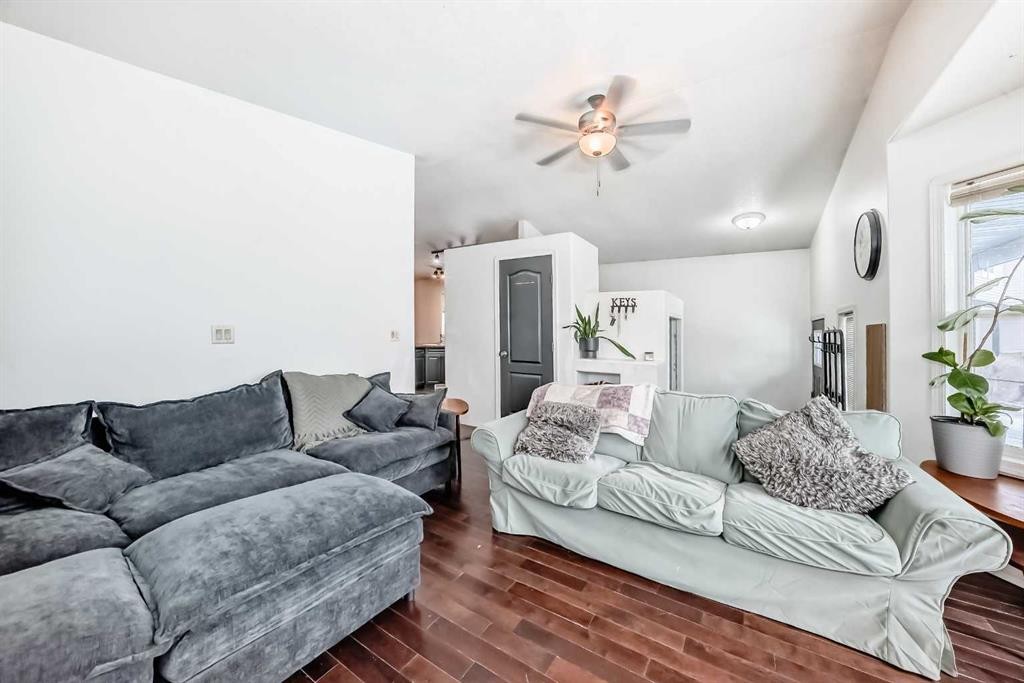 29 Duval Crescent, Red Deer, AB - Indoor Photo Showing Living Room