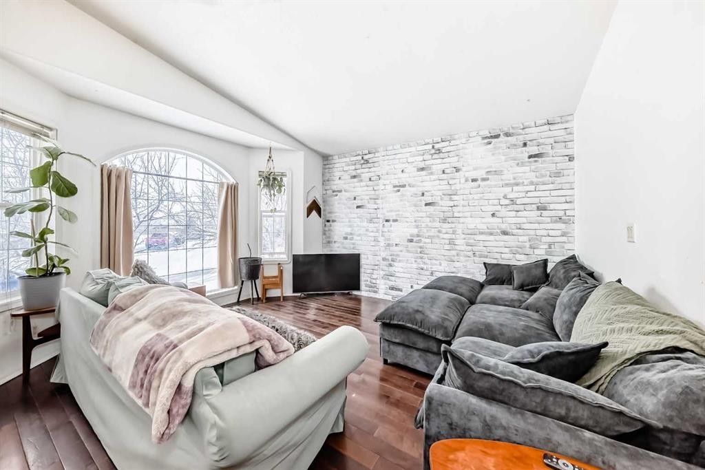 29 Duval Crescent, Red Deer, AB - Indoor Photo Showing Living Room