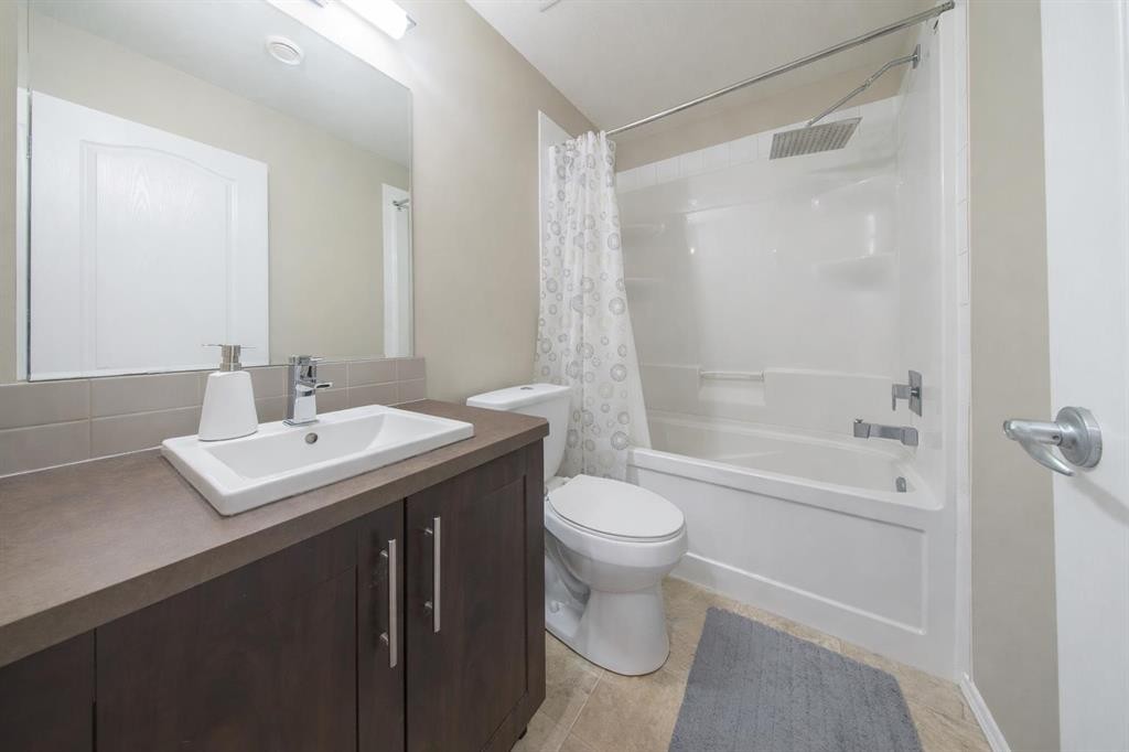 807-30 Carleton Avenue, Red Deer, AB - Indoor Photo Showing Bathroom