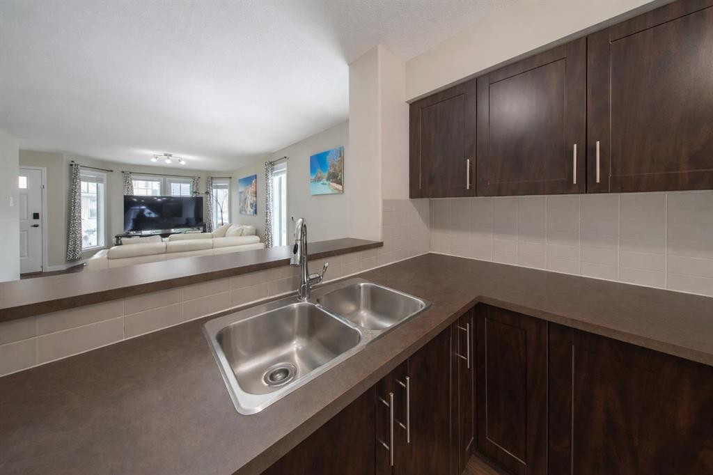 807-30 Carleton Avenue, Red Deer, AB - Indoor Photo Showing Kitchen With Double Sink