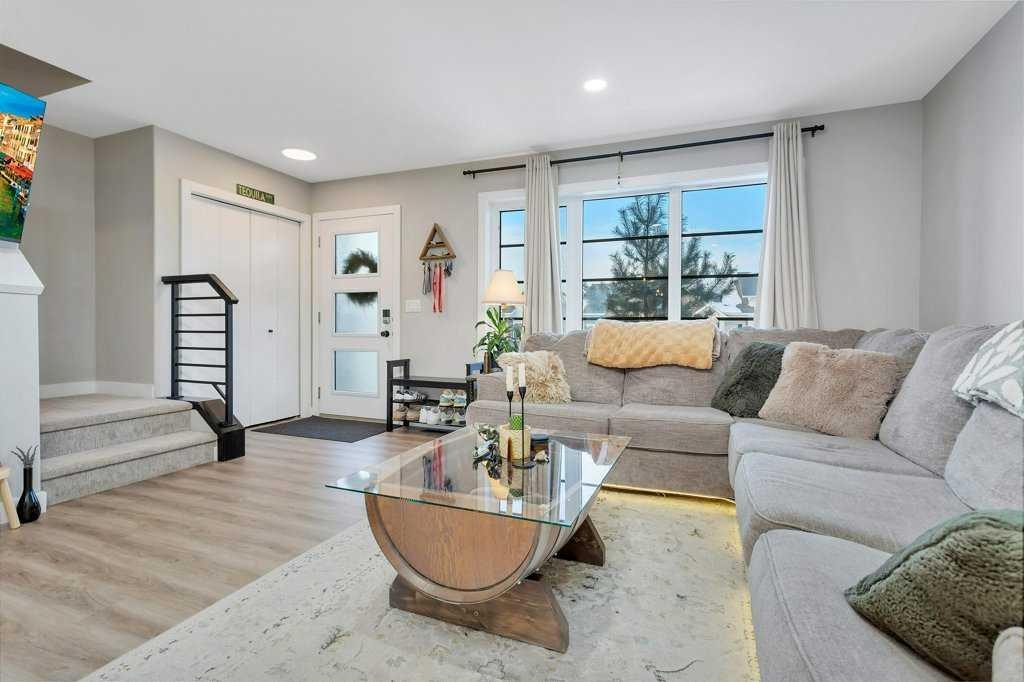 49 Evergreen Way, Red Deer, AB - Indoor Photo Showing Living Room