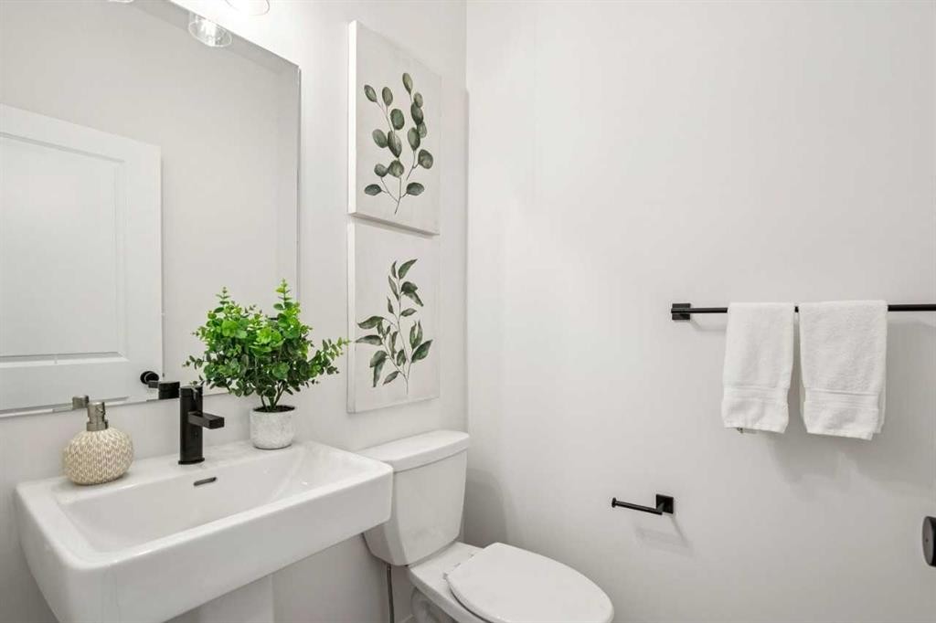 98 Creekstone Place Sw, Calgary, AB - Indoor Photo Showing Bathroom