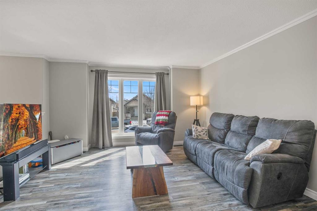 44 White Avenue, Red Deer, AB - Indoor Photo Showing Living Room