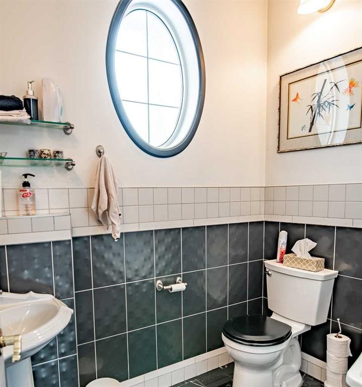 295 Jarvis Glen Close, Jarvis Bay, AB - Indoor Photo Showing Bathroom