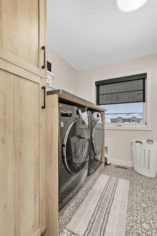 52 Iron Gate Boulevard, Sylvan Lake, AB - Indoor Photo Showing Laundry Room