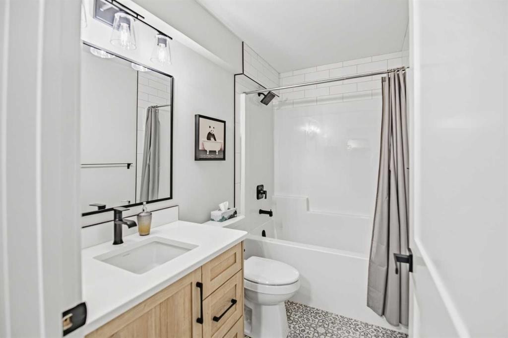 52 Iron Gate Boulevard, Sylvan Lake, AB - Indoor Photo Showing Bathroom
