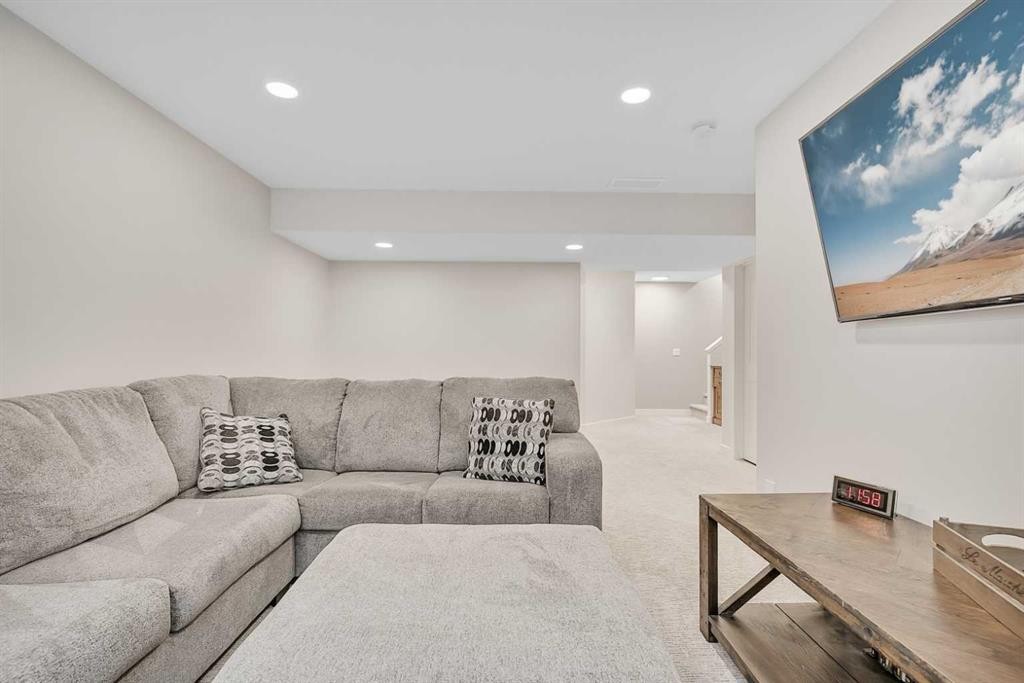 52 Iron Gate Boulevard, Sylvan Lake, AB - Indoor Photo Showing Living Room