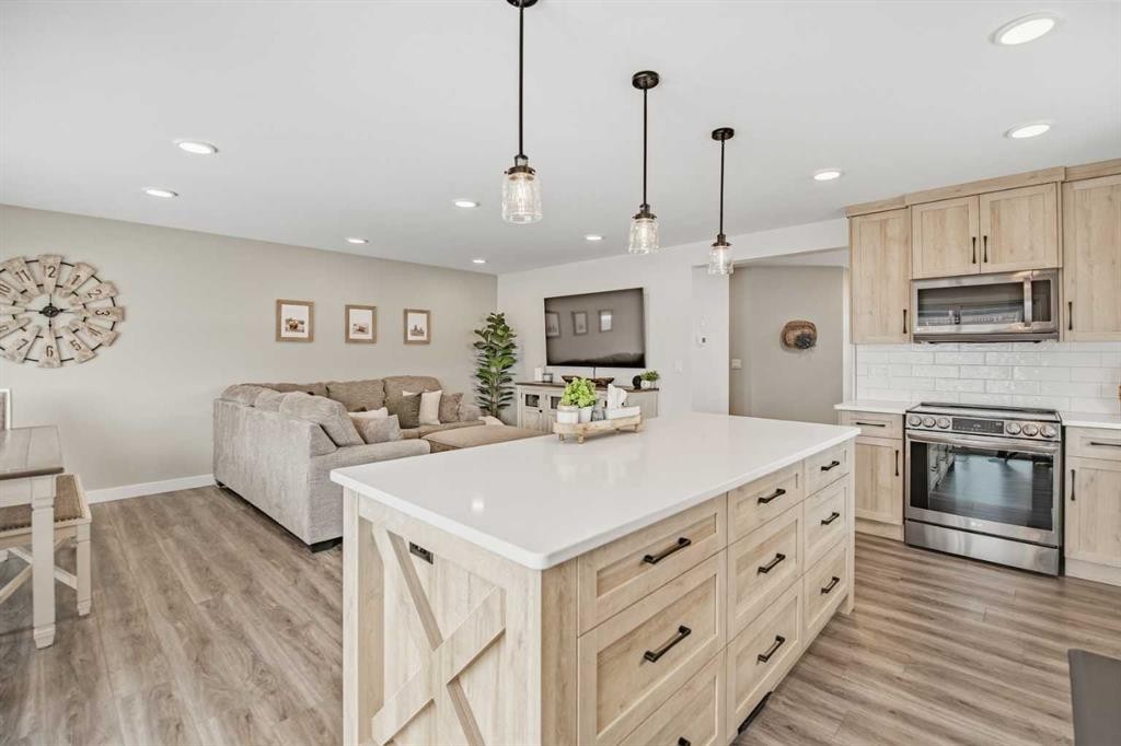 52 Iron Gate Boulevard, Sylvan Lake, AB - Indoor Photo Showing Kitchen With Upgraded Kitchen