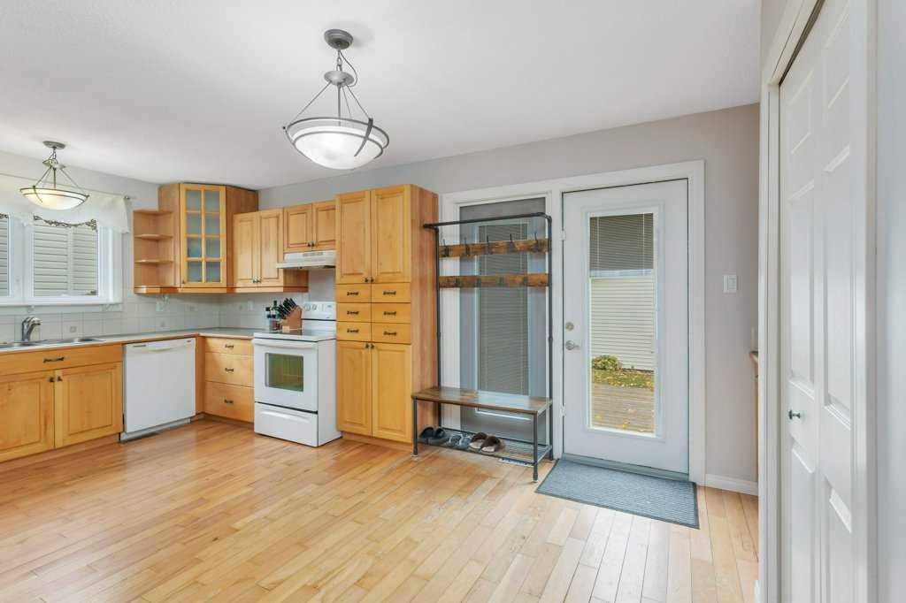 7 Nellis Avenue, Red Deer, AB - Indoor Photo Showing Kitchen