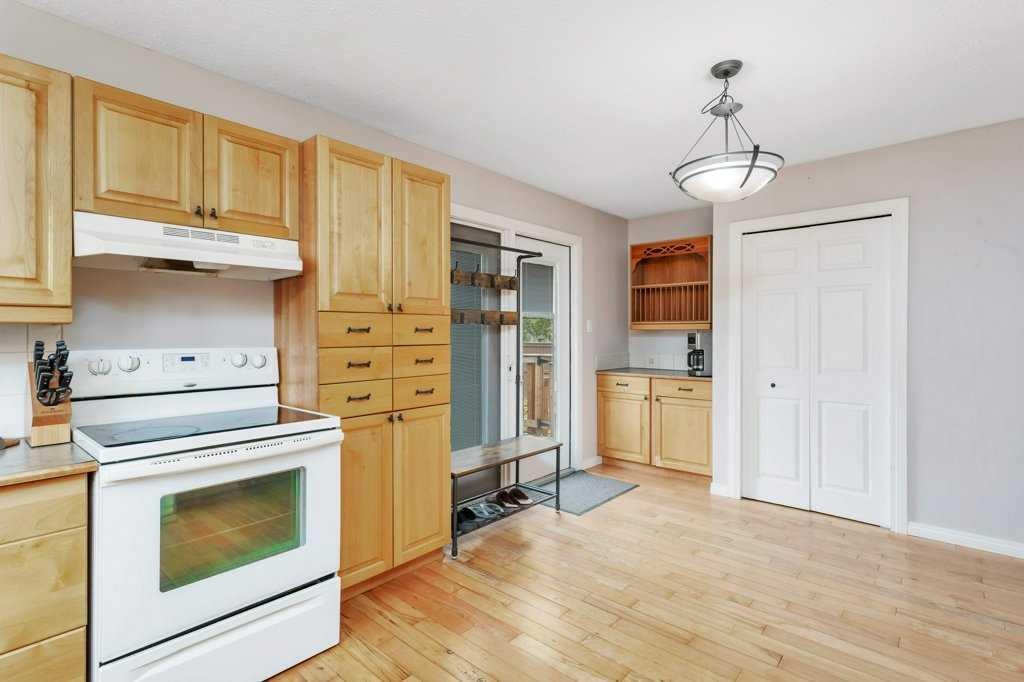 7 Nellis Avenue, Red Deer, AB - Indoor Photo Showing Kitchen