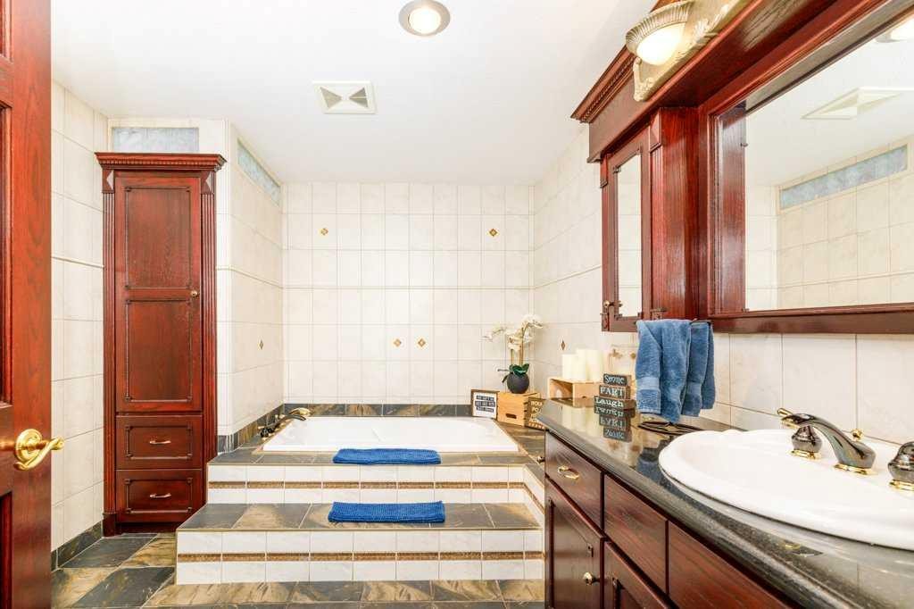 85 Oberlin Avenue, Red Deer, AB - Indoor Photo Showing Bathroom