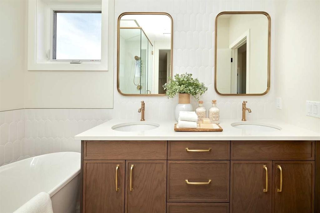 9 Shawnee Passage Sw, Calgary, AB - Indoor Photo Showing Bathroom