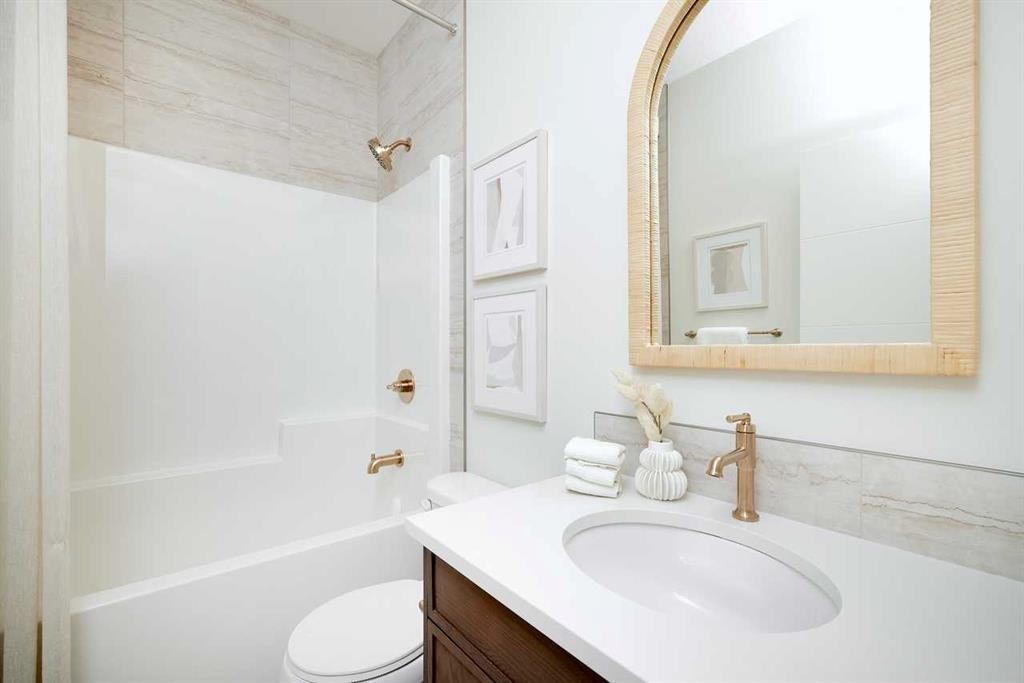 9 Shawnee Passage Sw, Calgary, AB - Indoor Photo Showing Bathroom