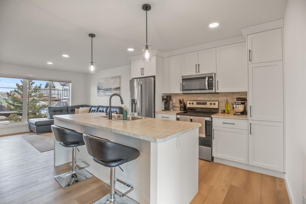 178 Ava Crescent, Blackfalds, AB - Indoor Photo Showing Kitchen With Stainless Steel Kitchen With Upgraded Kitchen