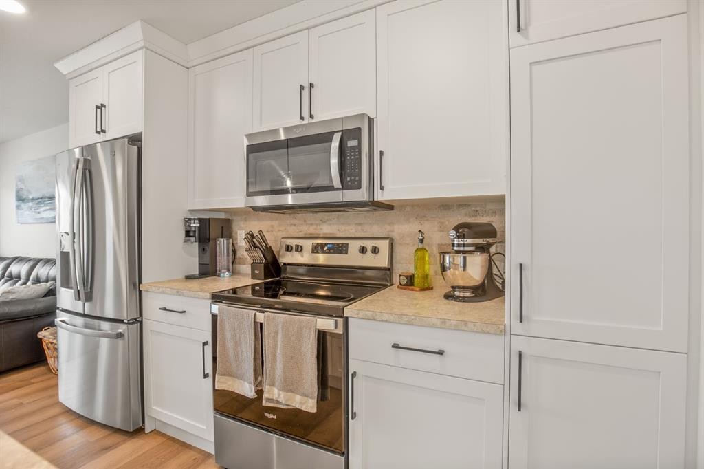 178 Ava Crescent, Blackfalds, AB - Indoor Photo Showing Kitchen With Stainless Steel Kitchen
