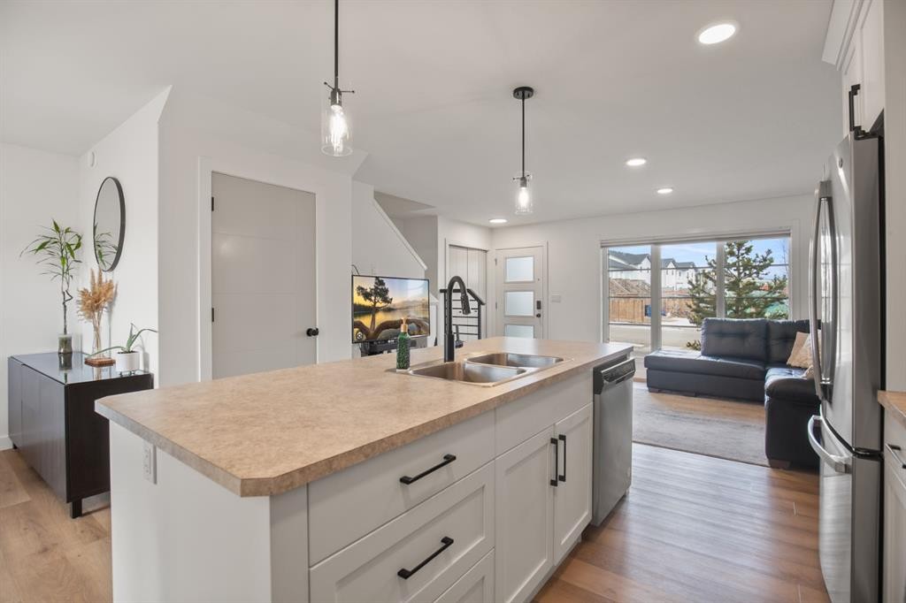 178 Ava Crescent, Blackfalds, AB - Indoor Photo Showing Kitchen With Double Sink