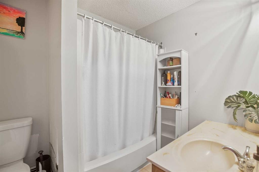 30 Greig Drive, Red Deer, AB - Indoor Photo Showing Bathroom