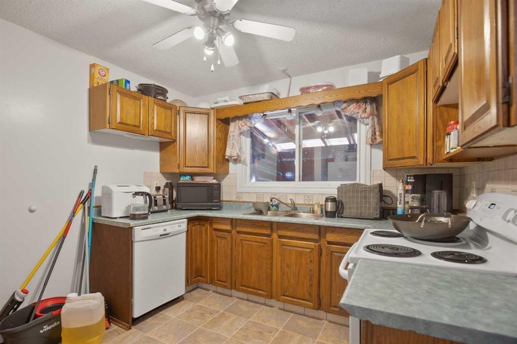 30 Greig Drive, Red Deer, AB - Indoor Photo Showing Kitchen With Double Sink
