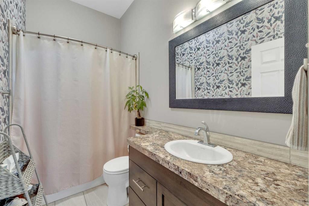 94 Mackenzie Crescent, Lacombe, AB - Indoor Photo Showing Bathroom