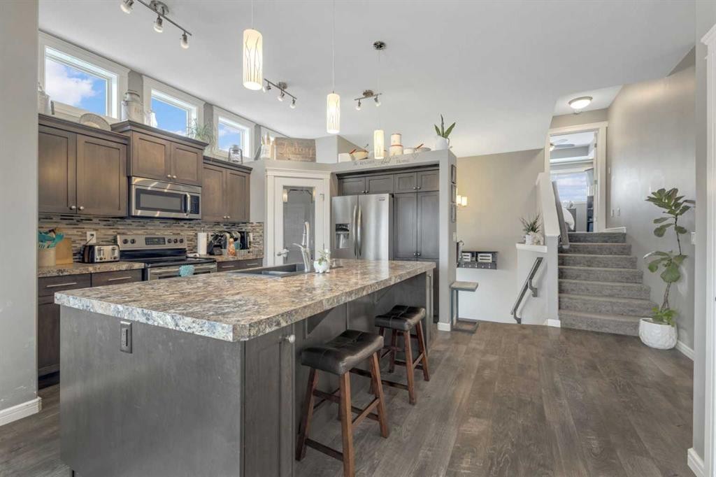 94 Mackenzie Crescent, Lacombe, AB - Indoor Photo Showing Kitchen With Upgraded Kitchen