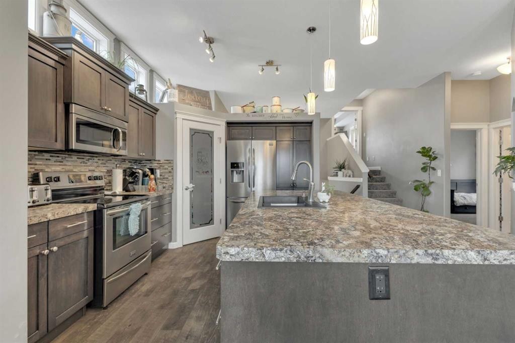 94 Mackenzie Crescent, Lacombe, AB - Indoor Photo Showing Kitchen With Upgraded Kitchen