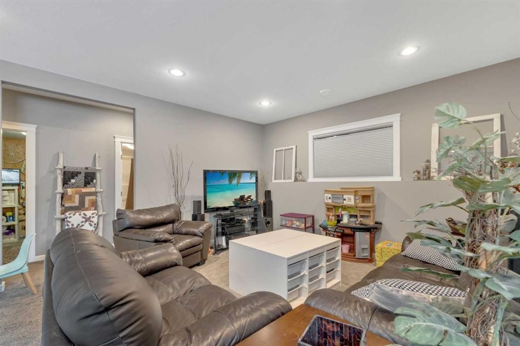 94 Mackenzie Crescent, Lacombe, AB - Indoor Photo Showing Living Room