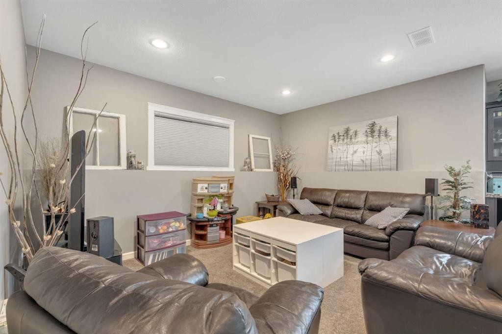 94 Mackenzie Crescent, Lacombe, AB - Indoor Photo Showing Living Room