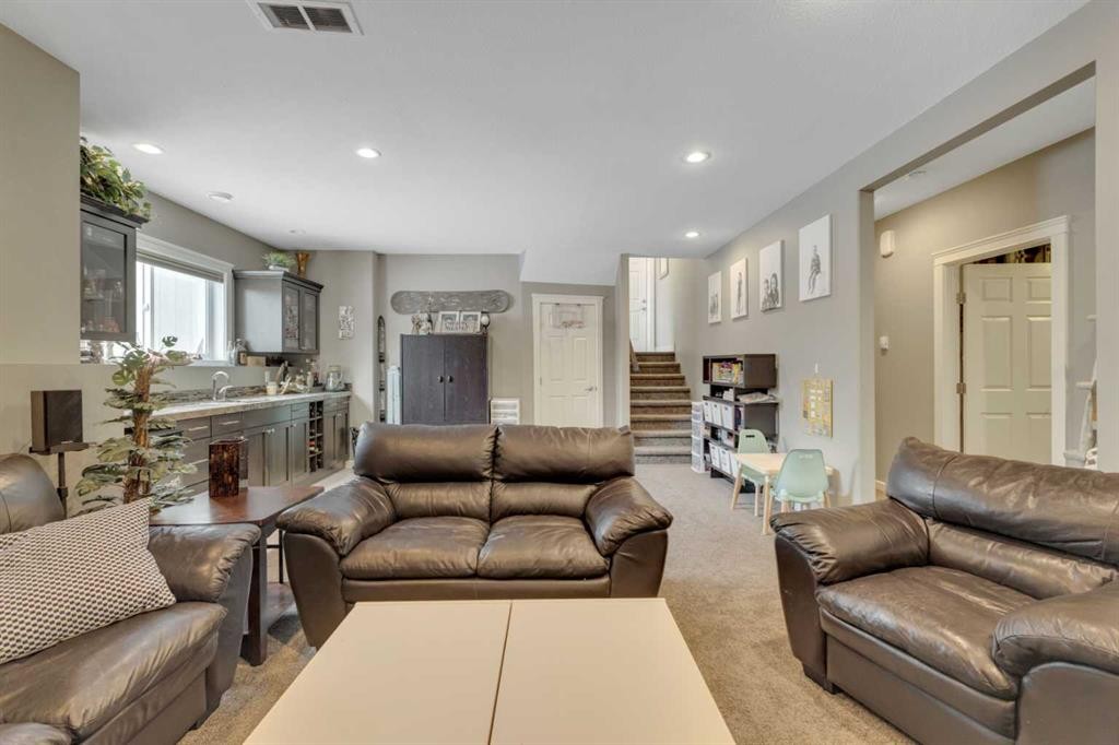 94 Mackenzie Crescent, Lacombe, AB - Indoor Photo Showing Living Room